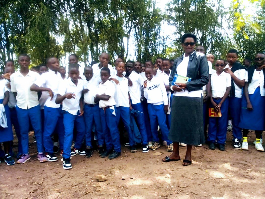 afapd_burundi's tweet photo. 📚 Sensibilisation à la SSR pour les élèves de 7ᵉ et 8ᵉ à l’ECOFO Ntega.
Les adolescents aussi ont besoin d’informations fiables.

#AFAPD #Turikumwe1 #SSR #Burundi https://t.co/ebRwA2qcoP