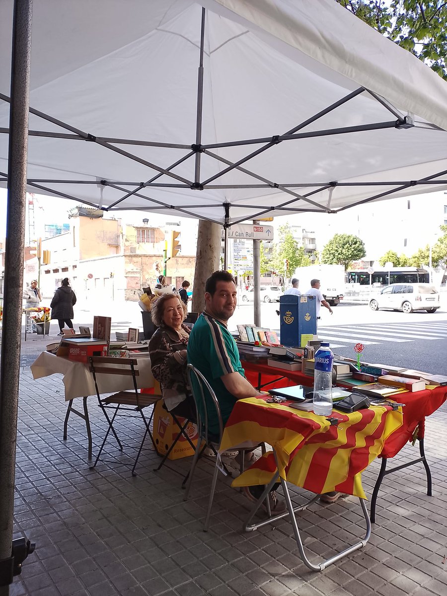 cauerrant's tweet photo. El més bonic de Sant Jordi és compartir-lo amb les persones que estimes.

Dia meravellós ahir de família, amics, i clients que són també habitants d'aquest cau que no para de moure's.

Moltíssimes gràcies! 🥰🌹 https://t.co/73cwhHzoAM