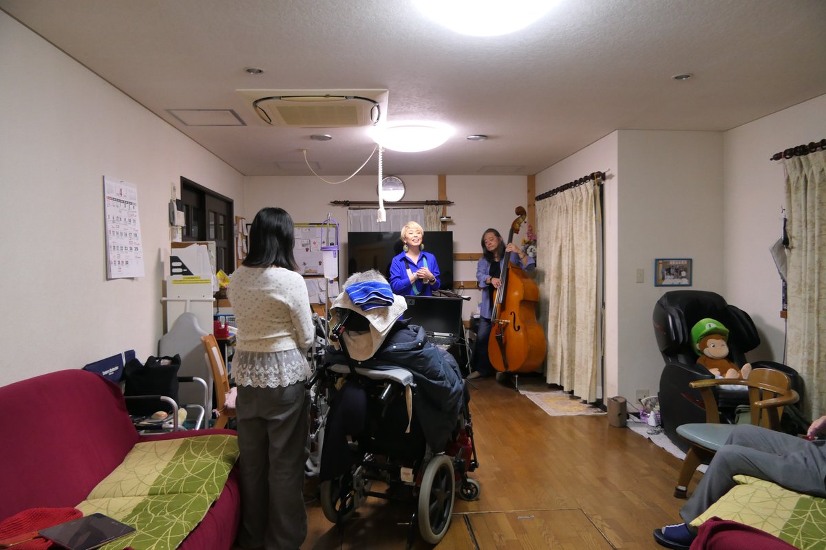 EnotnC4748's tweet photo. 4/21 福岡市内のALS患者様ご自宅へジャズをおとどけしました。患者様は、”楽しかったこと、また是非お願いしたいとのこと”を、PC視線入力で伝えてくださいました。ご家族は始終のりのりのご様子でした
ありがたい時間となりました

この訪問は #公益財団法人惧進会 様のご支援により実施いたしました https://t.co/hsJdVwvRRb