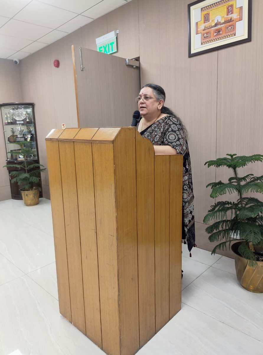 IndiaPostOffice's tweet image. Ms. Vandita Kaul, Secretary (Posts), led officials of the Department of Posts at Dak Bhawan in taking the pledge for a TB Mukt Bharat, reaffirming a collective commitment to eliminate tuberculosis and build a healthier, stronger India. 🇮🇳

#TBMuktBharat #IndiaPost #HealthyIndia