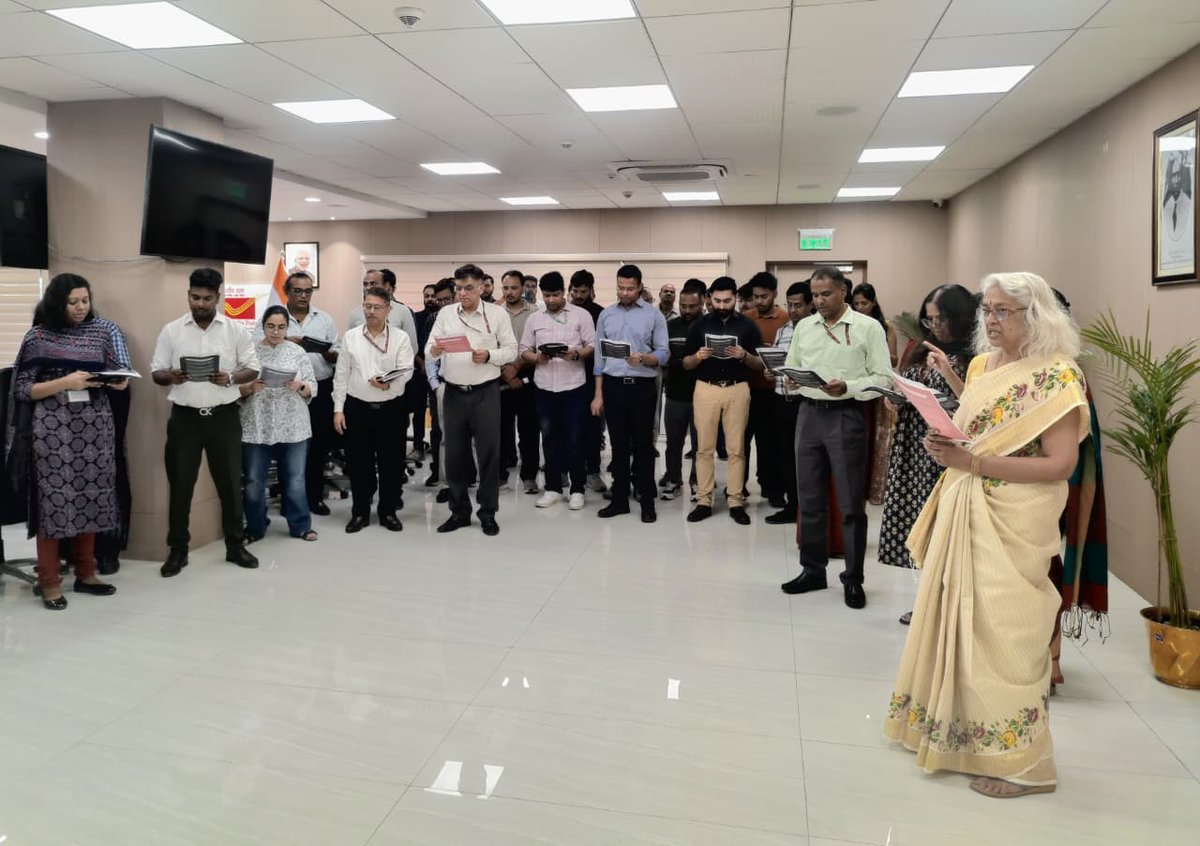IndiaPostOffice's tweet image. Ms. Vandita Kaul, Secretary (Posts), led officials of the Department of Posts at Dak Bhawan in taking the pledge for a TB Mukt Bharat, reaffirming a collective commitment to eliminate tuberculosis and build a healthier, stronger India. 🇮🇳

#TBMuktBharat #IndiaPost #HealthyIndia