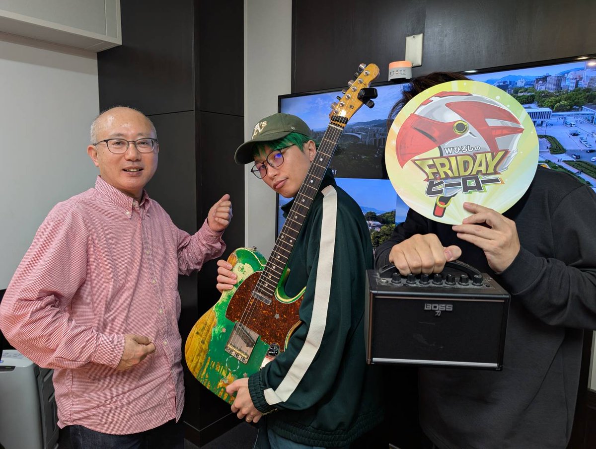 rcc_hero's tweet photo. ゲストは準レギュラー：田口悟さん
RED in BLUEギタリスト
田口さんが好きなアニメ「ガンダムW」の主題歌♪JUST COMMUNICATION/TWO-MIXを
更にエレキギター持参して演奏
生で聴きたい方は明日ライブへ
4月25日18:30開演
＠広島CAVE-BE
当日券4,000円
#RCCﾗｼﾞｵ
#ﾌﾗｲﾃﾞｰﾋｰﾛｰ
#REDinBLUE https://t.co/fPYLsyrUUy