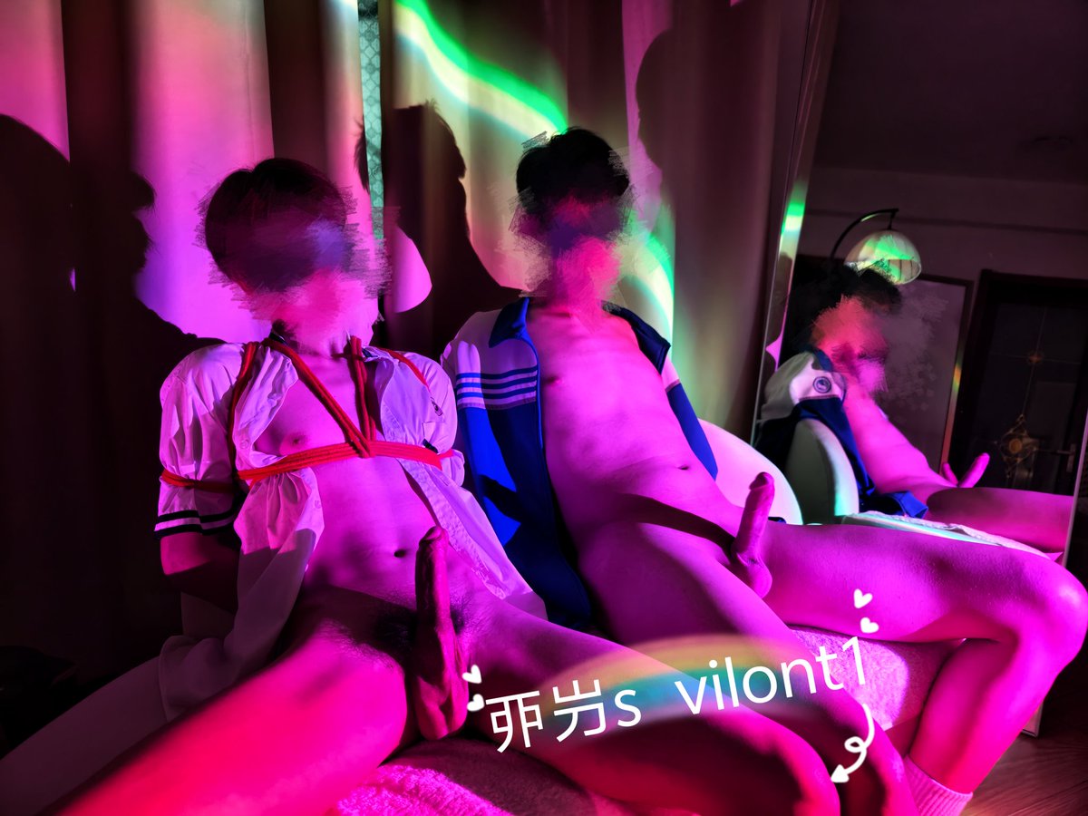 vilont1's tweet photo. 男高想和哥哥比一下🐔的大小，又不知道通过什么样的方式，那就让大家做评委吧！选左或者右？（视频随后更）
#农牛 #捆绑 #边缘 #龟头责 #男高 #双牛 #控射 #薄肌 #白袜 #高弹 #西安 #vilont1
🐮:@ShenJiaQjbw 
🐮:@tinshu688239 
👨‍🌾:@vilont1 https://t.co/xj3b6Ho1n0