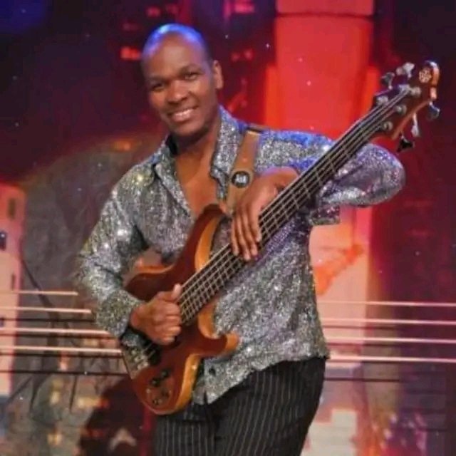 IsolezweNews's tweet photo. Angena engenile amazwi enduduzo ngokudlula emhlabeni komdlali wesigingci sebhesi emculweni i-jazz, uBongani Sokhela, odlule emhlabeni ngezintathakusa zanamuhla emva kokuxinwa wukugula. Izindaba zidalulwe wuzakwabo uDebbie Mari. 

Isithombe: FACEBOOK/BONGANI SOKHELA https://t.co/MP5qZ3Z7hv