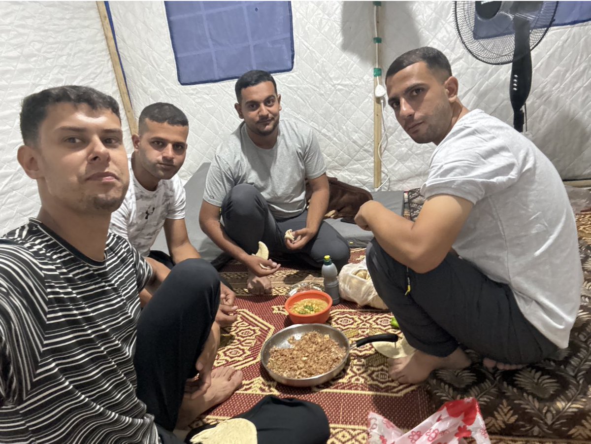 كُل البلايا على الإنسانِ هينةُّ إلا فُراق عزيزٍ ضمهُ الأجلُ.

رفاق الدرب ، الله يشفيك يا فادي ويرحم روحهم السند خالي أنس وأبو يحيى