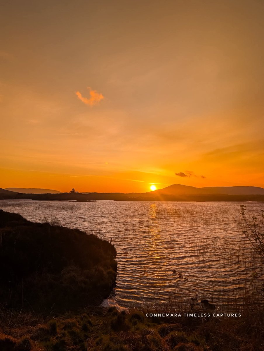 ThisIsIreland3's tweet image. Most definitely worth the early start! 🌄🌅

📍Maam Valley, Connemara, Galway ☘️

📸 Connemara Timeless Captures

Good morning from Galway &amp;amp; Ireland.
Happy Friday to you all 💚 

#Ireland #Friday #GoodMorning #Galway #Connemara #MaamValley