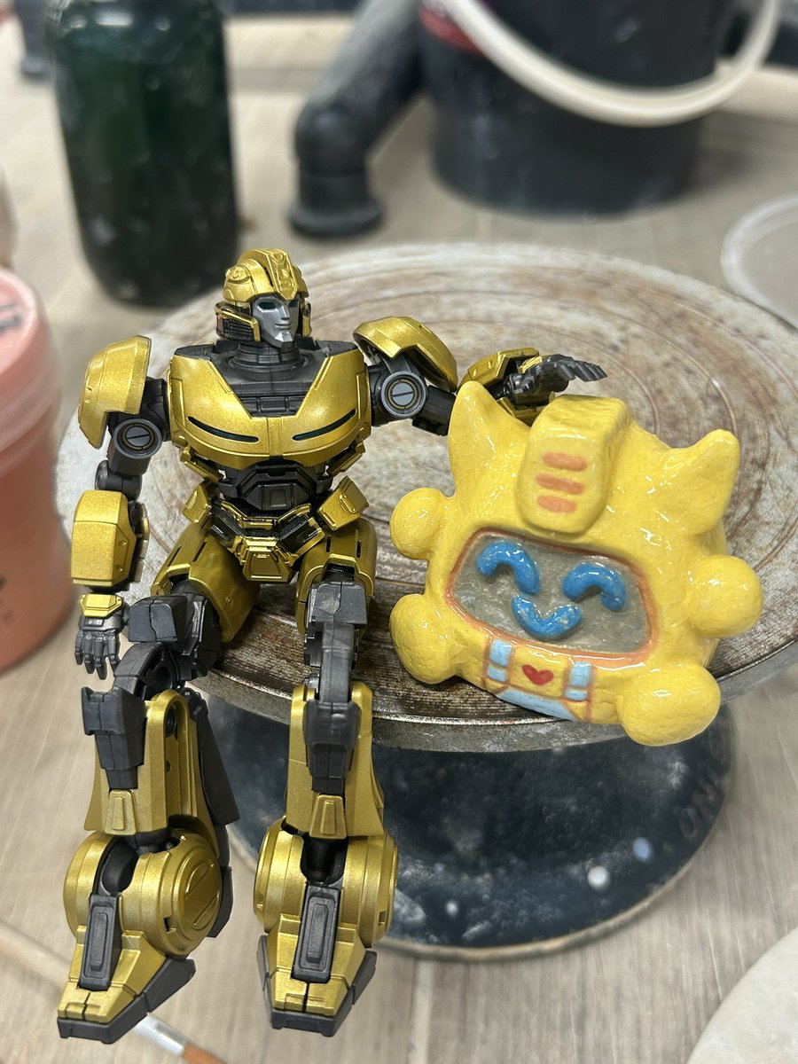 wedginaaa's tweet image. yoo i didn't know bee had a new alt mode 😧
#transformers #bumblebee