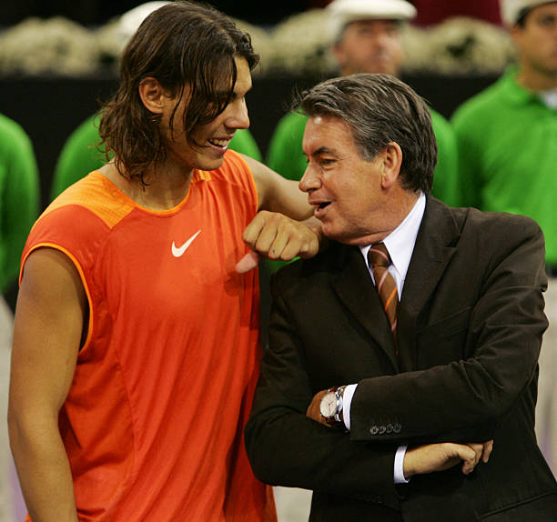 christophclarey's tweet image. Back in the day

Rafa #Nadal &amp;amp; Manolo #Santana in #Madrid 2005

📸 AFP