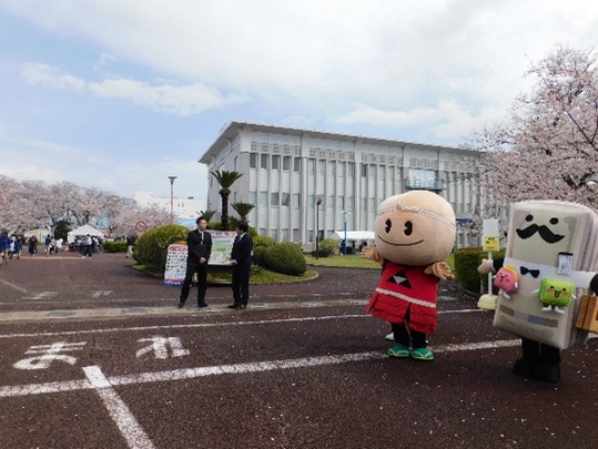 NPB_IAA's tweet photo. 4月4日（土）・5日（日）に、#国立印刷局小田原工場 で第４４回観桜会を開催しました。
土曜日はあいにくの雨模様でしたが、2日間で延べ7,000名以上の方々にご来場いただきました。
ご来場いただいた皆さま、本当にありがとうございました！
#桜#サツスール工場長
＃梅丸（小田原観光PRキャラクター） https://t.co/WOycPWU5CP