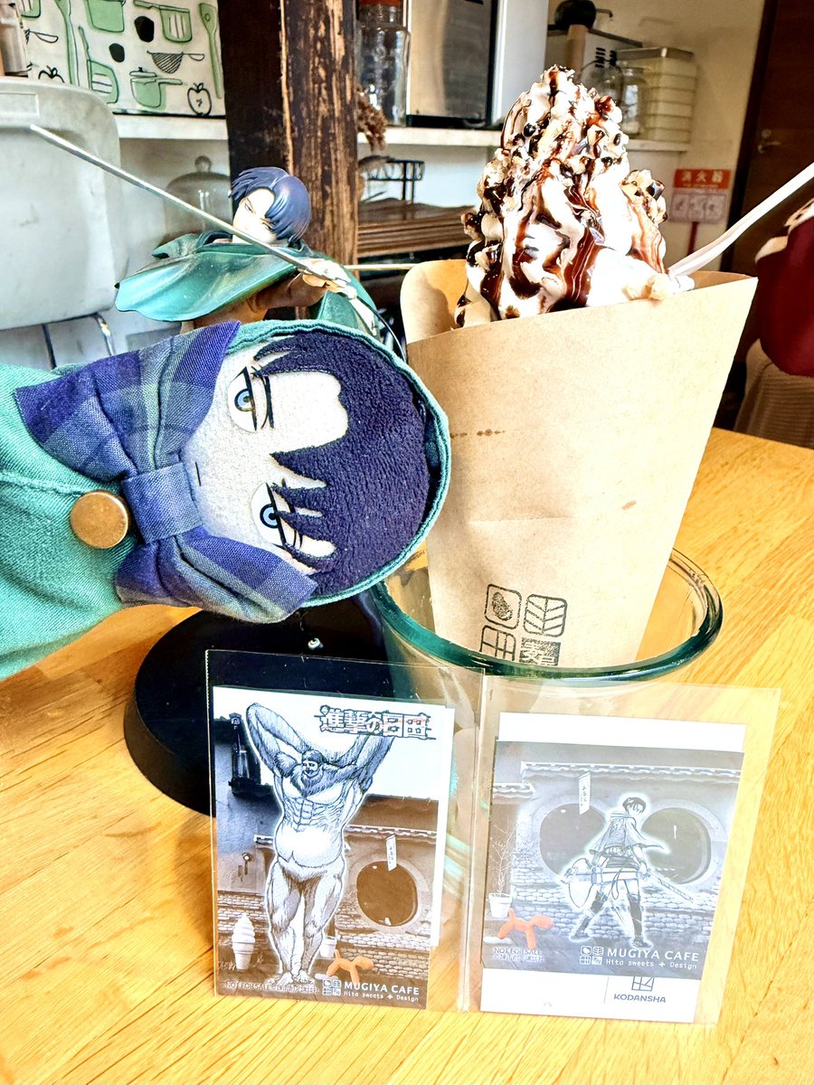 麦屋カフェさんにて『獣の巨人チョココロネソフト』をいただきましたー！前回食べた時のおいしさが忘れられずにまたまたぺろりました😋ソフトクリームは獣が投石した破片の如くザクザクしたものがかかっておりそれがすごくおいしい！！コロネもあったかくてふわふわしてて最高！！

#進撃の日田