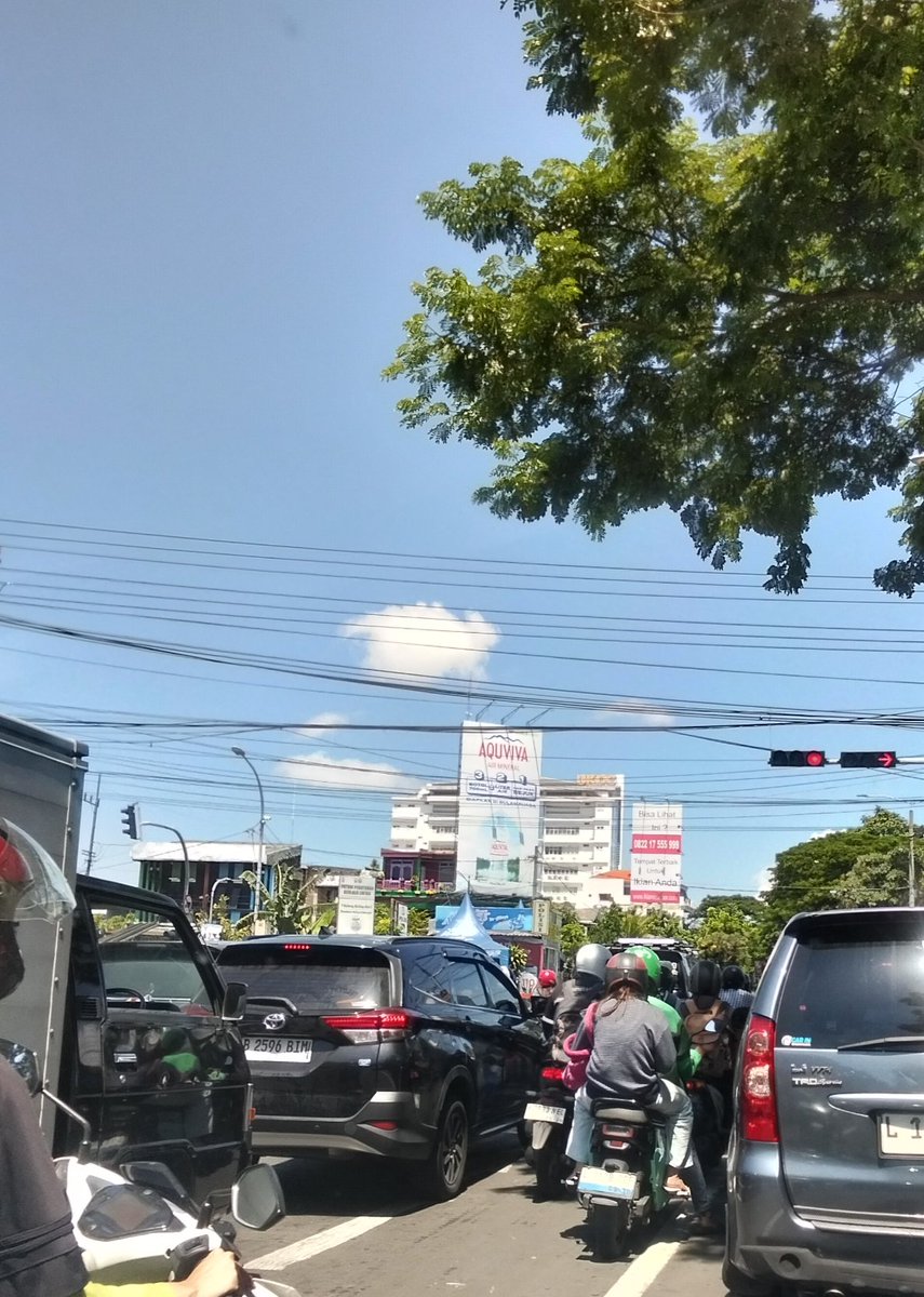 Mr_Enjoy_Aja's tweet image. #Looks #trafficjam in🚦Soekarno street 🤨😟
#Surabaya #Jakarta #Semarang #Bali #Lombok #Medan #Indonesia