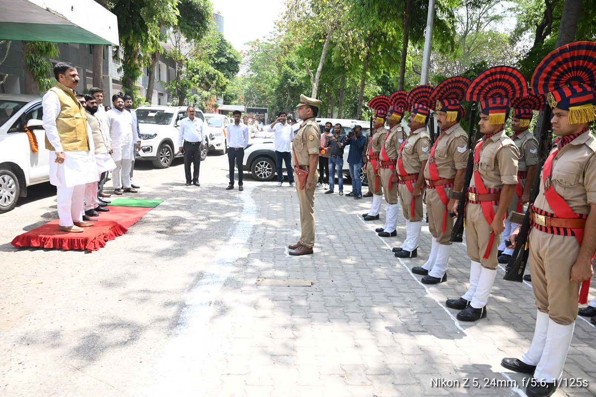 Lakshmirajbjp's tweet photo. आज जनपद #गाजियाबाद के विकास भवन में पुलिस प्रशासन द्वारा प्रदान किए गए “गार्ड ऑफ ऑनर” के साथ सम्मानपूर्वक स्वागत किया गया।
#chairmainestimatescommittee
#estimatescommittee #GuardOfHonor #westernup #Bulandshahr
#BJP #BJP4UP #MYogiAdityanath #BasantTyagi https://t.co/KxcLto9kQK