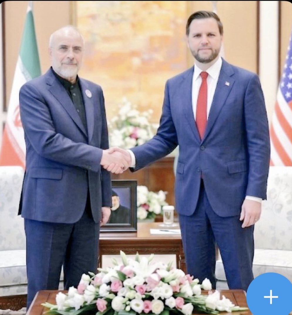 NationOfLions's tweet photo. ایران در مسلخ معامله؛ از خیانت کارتر تا لبخند ترامپ. 

۴۷ سال پیش، جیمی کارتر، رئیس‌جمهور بی‌لیاقت وقت آمریکا، برای سودآوری کوتاه‌مدت و دست‌یابی به نفت ارزان، مرتکب بزرگ‌ترین اشتباه تاریخ شد؛ اشتباهی که نظم جهان را زیر و رو کرد. او با حیله، مکر و دروغ‌هایی در قالب دفاع از «حقوق بشر»، حکومتی را سرنگون کرد که پادشاهش، محمدرضا شاه پهلوی، جز خدمت به میهن و سربلندی ملت مرامی نداشت.
شاهنشاهی که تحصیل‌کرده سوئیس و مسلط به زبان‌های فرانسه و انگلیسی بود، ایران را در سطح جهانی به جایگاهی رساند که رویای امروز ماست: از تحصیل و تغذیه رایگان دانش‌آموزان و بهداشت عمومی تا برابری حقوق زن و مرد و حق رای زنان (سال‌ها پیش از بعضی از کشور های اروپایی ) از ایجاد پنجمین ارتش قدرتمند جهان تا باارزش‌ترین پول ملی. کارتر این شکوه را با خمینی، ملای بی‌سواد و دست‌پرورده بریتانیا معاوضه کرد.
در این ۴۷ سال، تروریسم در جهان ریشه دواند. رژیم جایگزین، فتح قدس را از راه کربلا فریاد زد، جنگ ویرانگر ۸ ساله را به راه انداخت و صدها هزار جوان ایرانی را به خاک و خون کشید. ثروت ملی ایران به جای سازندگی، خرج مسلح کردن گروه‌های تروریستی و بمب‌گذاری در اقصا نقاط جهان شد. پول ملی ما را به «پشگل» تبدیل کردند و ارزش آن را ۲۵ هزار برابر تنزل دادند. طبق اعتراف خودشان، بیش از ۳ تریلیون دلار ثروت این ملت را خرج برنامه هسته‌ای و ساخت شهرهای موشکی در دل زمین و نیرو های نیابتی کردند، در حالی که ملت با تورم بالا و فقر دست‌ و‌ پنجه نرم می‌کرد.

امروز در حالی که «انگل‌زاده‌های» این رژیم در غرب جولان می‌دهند، مردم ایران زیر بار ظلم کمر خم کرده‌اند. رژیمی که در عرض دو روز نزدیک به ۶۰ هزار نفر را سلاخی کرد، هزاران نفر را نابینا و مجروح ساخت و روزانه اعدام می‌کند، اکنون باز ایران و ایرانیان با رئیس‌جمهوری دیگر از حزب جمهوری‌خواه روبرو هستند.
آقای ترامپ! شما امروز سر میز مذاکره با این رژیم خون‌خوار نشسته‌اید و دست کسانی را می‌فشارید که هنوز خون جوانان ما از انگشتانشان می‌چکد. شما در حالی اعلام پیروزی می‌کنید که مادران ایران همچنان به دنبال جنازه‌های فرزندانشان هستند و جوانان ما هر روز به طناب دار آویخته می‌شوند. این چه پیروزی‌ است که بر روی خون ده‌ها هزار انسان بی‌گناه بنا شده؟
شرم بر کارتر دروغگو که با ادعای وجود صدها هزار زندانی سیاسی در زمان شاه، افکار عمومی را فریفت؛ در حالی که در کل ۳۷ سال پادشاهی محمدرضا شاه تنها کمتر از ۳۵۰۰ زندانی سیاسی وجود داشت انهم از نوع تروریست های اسلامی و مارکسیست های چپ ، اما امروز، بیش از ۴۰۰ هزار زندانی سیاسی و ۱۶۰ هزار اعدامی و کشتار خیابانی در کارنامه این رژیم است.
آقای ترامپ، شما به چه حقی پا روی خون جوانان ایران‌زمین می‌گذارید؟ حکومت کنونی ایران بارها ثابت کرده که به هیچ امضا و پیمانی پایبند نیست. آن‌ها اکنون که در تنگنا هستند، قول‌هایی می‌دهند که به زودی به زباله‌دان تاریخ خواهد رفت. پول‌های دریافتی باز هم خرج اقتصاد فلج ایران نخواهد شد، بلکه صرف تروریسم خواهد گشت.
اگر شما تن به این قرارداد ننگین بدهید، نام شما در کنار کارتر به عنوان پست‌ترین رؤسای جمهور در حافظه تاریخی ایرانیان ثبت خواهد شد؛ رئیس‌جمهوری که بمب اتم را با چشمان خود دید، اما دل به قراردادی خوش کرد که هیچ پایه و اساسی ندارد. @PahlaviReza @realDonaldTrump #پاينده_ایران_جاویدشاه