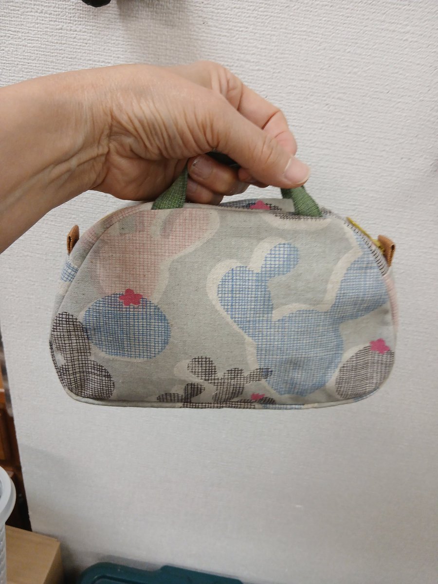 quilt_party's tweet photo. すてきにハンドメイド5月号のミニミニボストンバッグはこのサイズ感です　キルトがないので軽くてバッグインバッグにしても良さそう https://t.co/nuzfg7dGnG