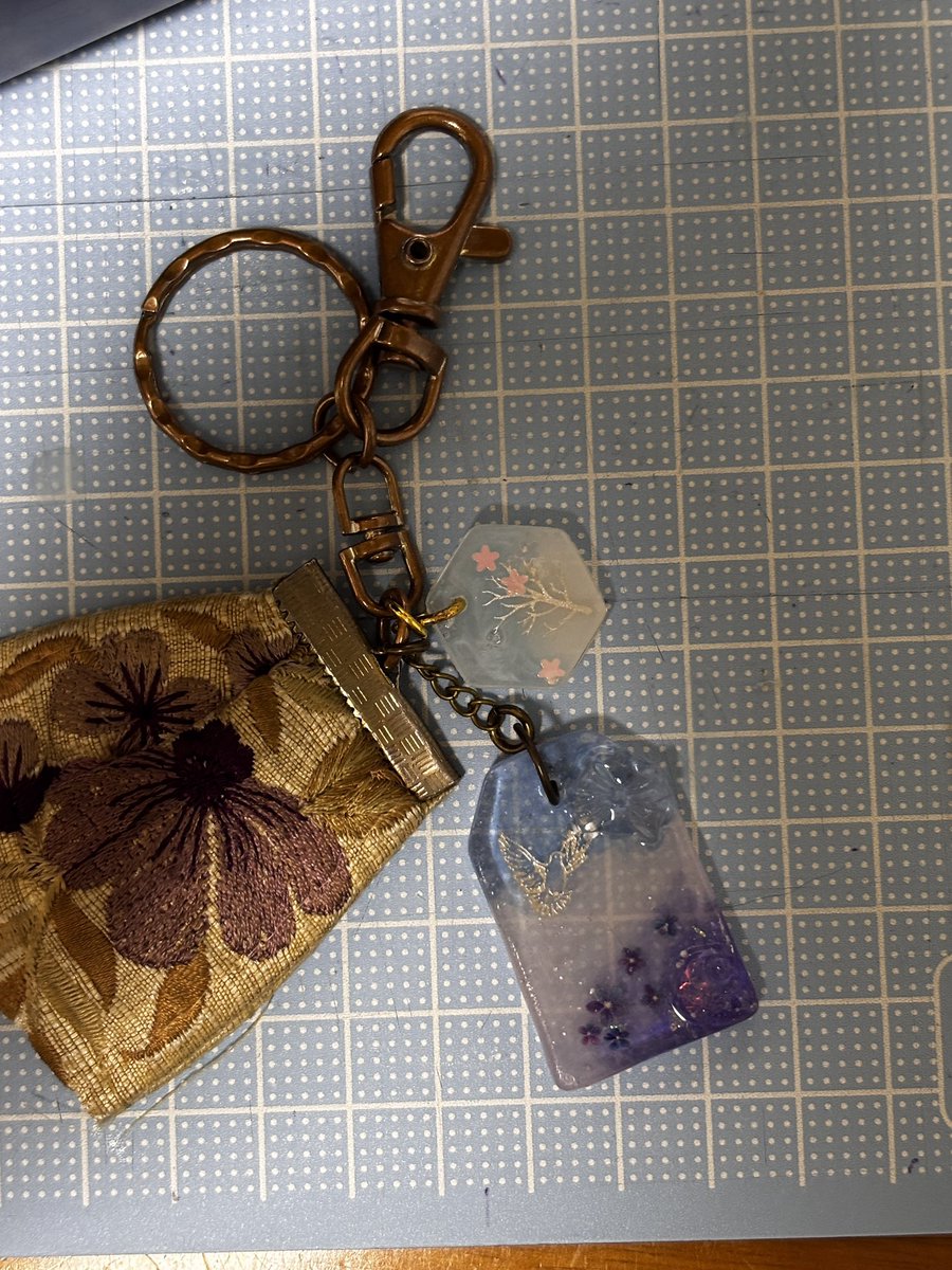 レジンを始めたのだが、この細かい気泡はどうやったら消えるの？
根性でツンツンしていくしかないの？

(」°ﾛ°)｣教えて、あわいでレジンを嗜むボラボラたち〜