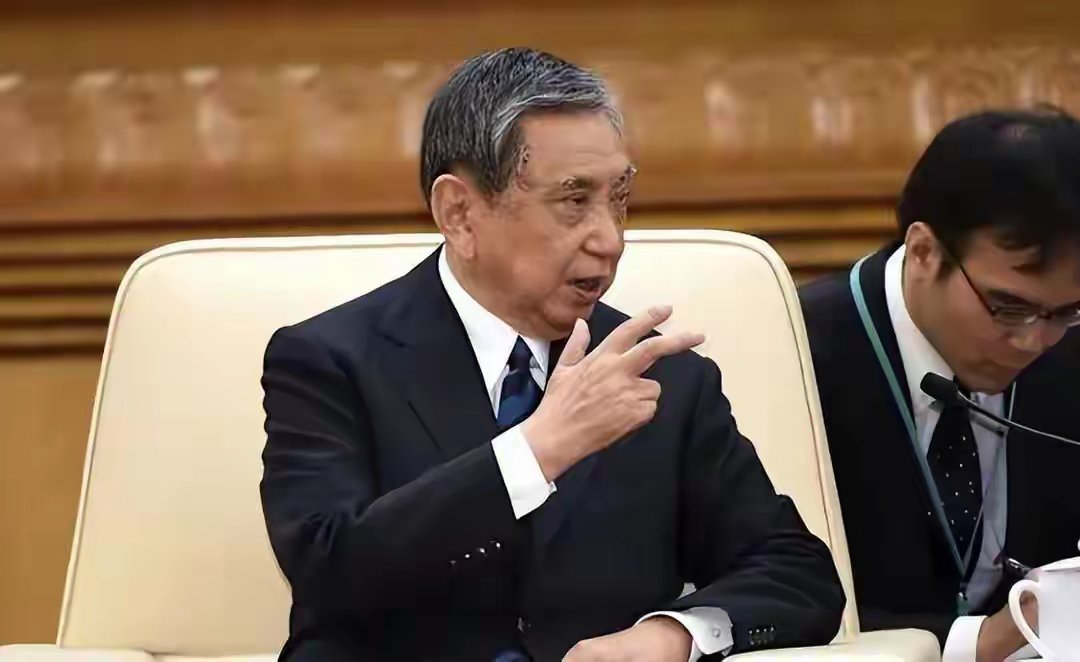 4月20日，共同社爆料，河野这89岁老将要6月21号来上海供应链博览会，目标直指高层见面，缓和稀土管制。河野洋平可不是普通人。他是河野太郎的父亲，曾担任村山内阁外相，也是传统的日本对华友好人士，当年还发表过正视历史的“河野谈话”，在中日民间有着不错的口碑。