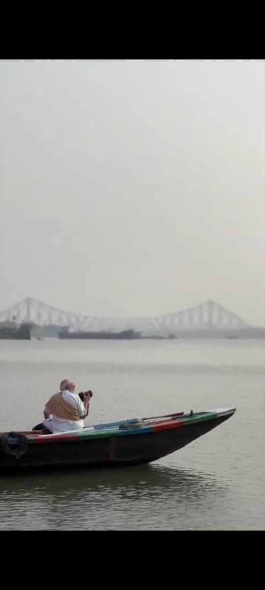 शेठ, पाण्यातल्या बोटिंगला  रोडशो कसे म्हणू शकतात?
आणि बिचारा नाविक फ्रेम मधून बाहेर फेकला गेलाय 🤣🤣