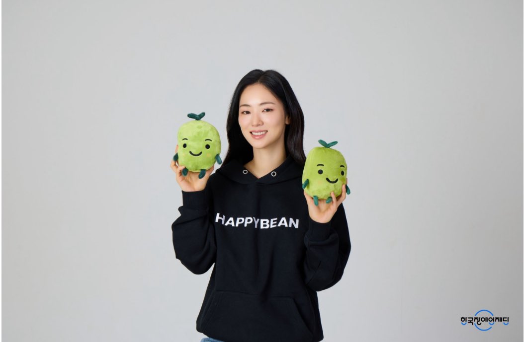 jeon yeobeen universe tweet media