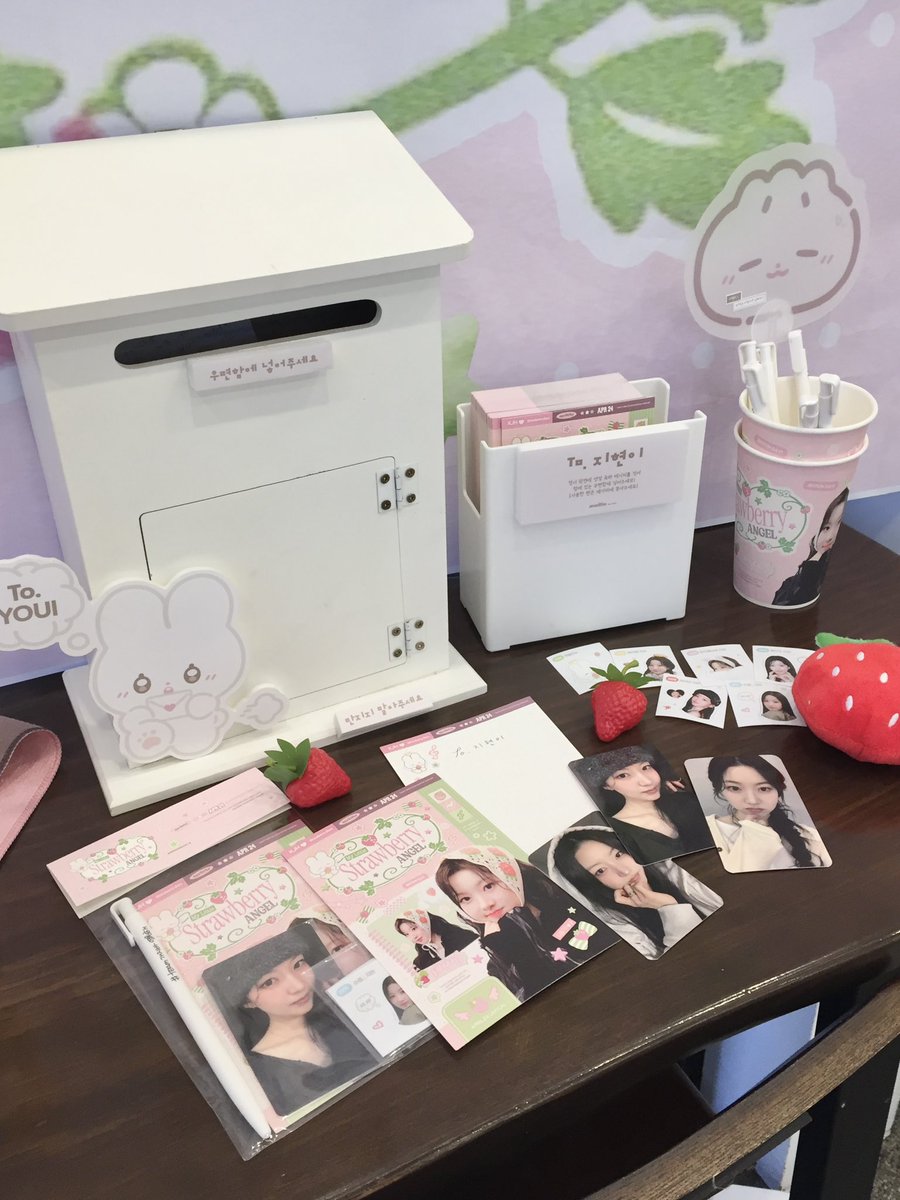 ui0424's tweet photo. 김지현 언니 생일 축하요🍓🧚‍♀️ 

🫳🏻🫳🏻🫳🏻🫳🏻
#MYLITTLESTRAWBERRYANGEL https://t.co/NatnyNUSIl