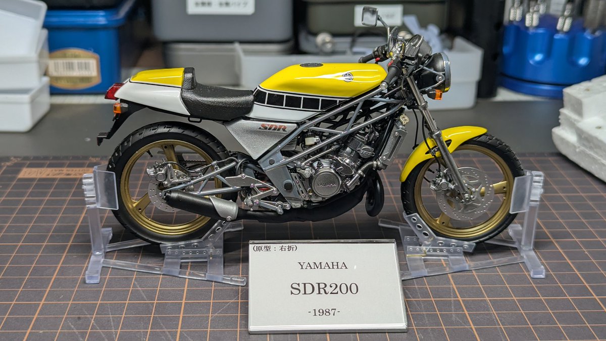 右折さんのSDR200の完成品、5/3の地元での展示会に持って行けるように、固定するものを作りました。

たぶん、壊れずに運べるはず。

SDRはリアタイヤが細いので、自作ホイールクランプを2つ使って固定させようと思います✨

ネームプレートも適当に作っておきました。