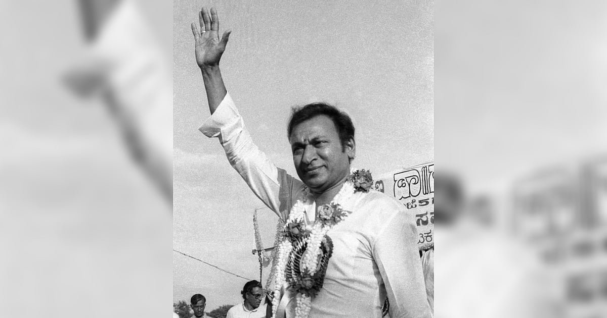 ಕನ್ನಡದ ಕಂಠೀರವ, ವರನಟ ಡಾ. ರಾಜ್‌ಕುಮಾರ್ ಅವರ ಜನ್ಮದಿನದಂದು ಭಕ್ತಿಪೂರ್ವಕ ನಮನಗಳು. 

ಅಣ್ಣಾವ್ರ ಆದರ್ಶಗಳು ನಮಗೆ  ಎಂದೆಂದಿಗೂ ದಾರಿದೀಪ.

#DrRajkumar
