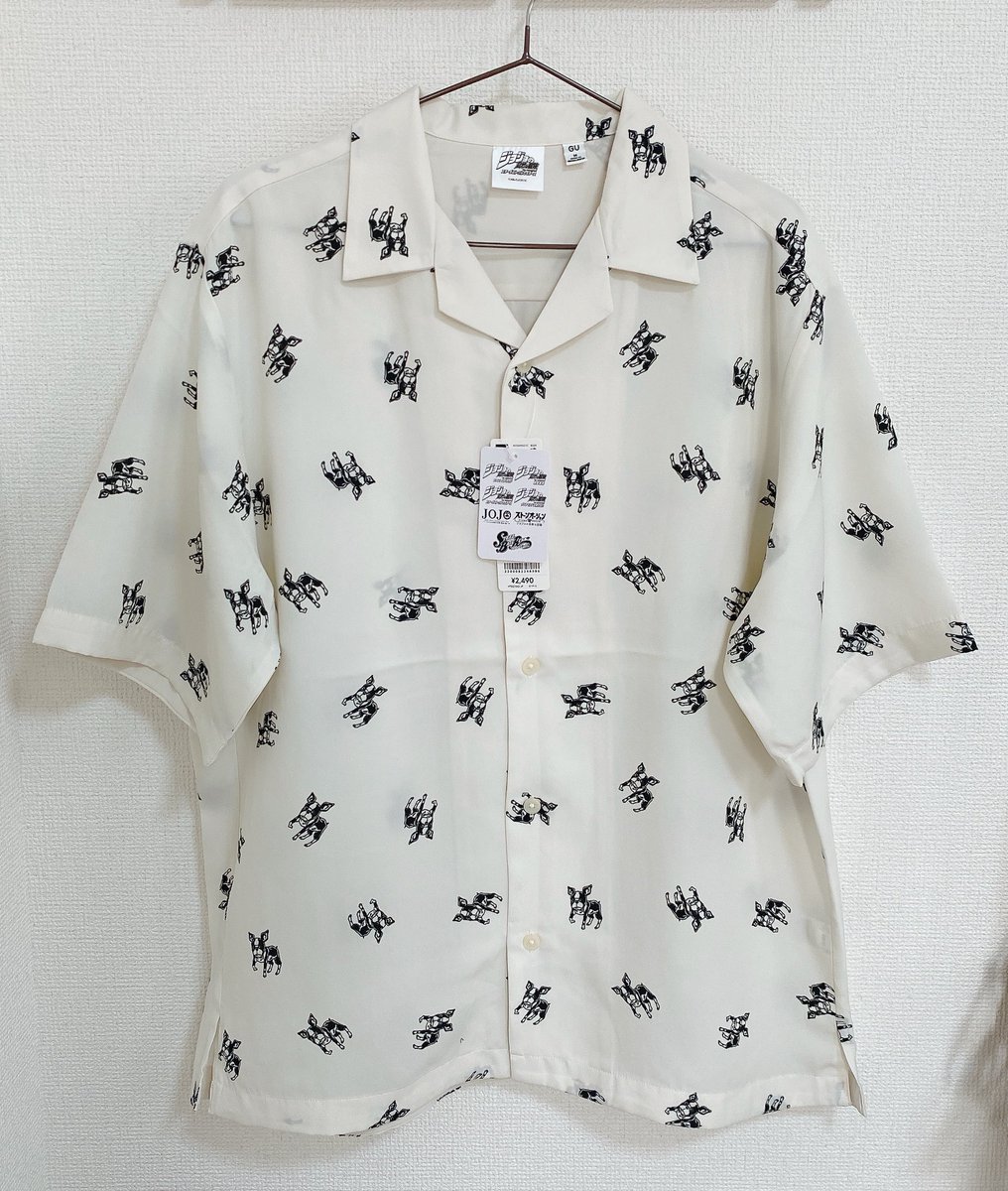 nekosuna530's tweet image. 今日発売のGU×JOJOコラボのイギー柄シャツ無事GETできました✨
在庫店頭あるだけで開店5分で全サイズ売り切れてた…
可愛すぎる
そしてタグがちゃんと3部になってて良い😎
#GU
#JOJO
#イギー