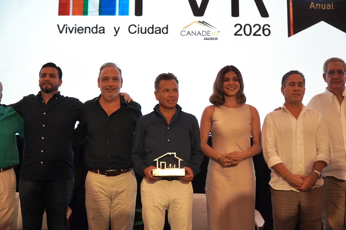 MonicaMgn's tweet image. Acompañamos al gobernador @PabloLemusN a presentar el proyecto para el acceso a vivienda social en #Jalisco. 

En equipo garantizamos el derecho a la vivienda de las familias jalisciences.