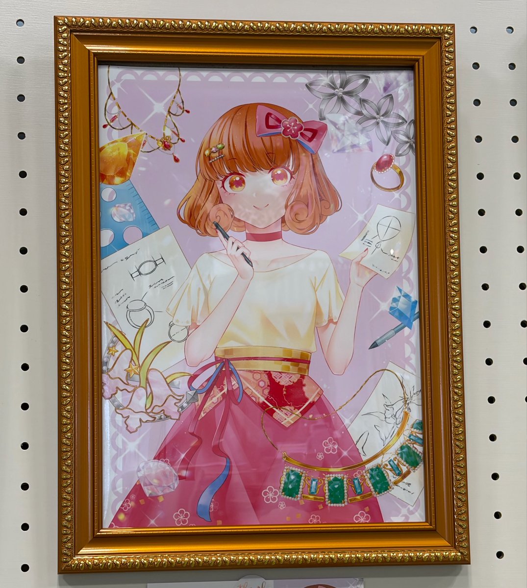 #胡麻の郷展
#gomanosato5050 
🌸イラスト紹介🌸
ジュエリーデザイナー梅ちゃん
売約済み
せんち　<a href="/senchi0321/">せんち</a> 

キュルンとした瞳でジュエリーのデザインをしている梅ちゃん🌸
梅ちゃんが可愛いのはもちろんなんですが、宝石がとても綺麗に描かれているので足つぼを乗り越えて見て頂きたい😎✨