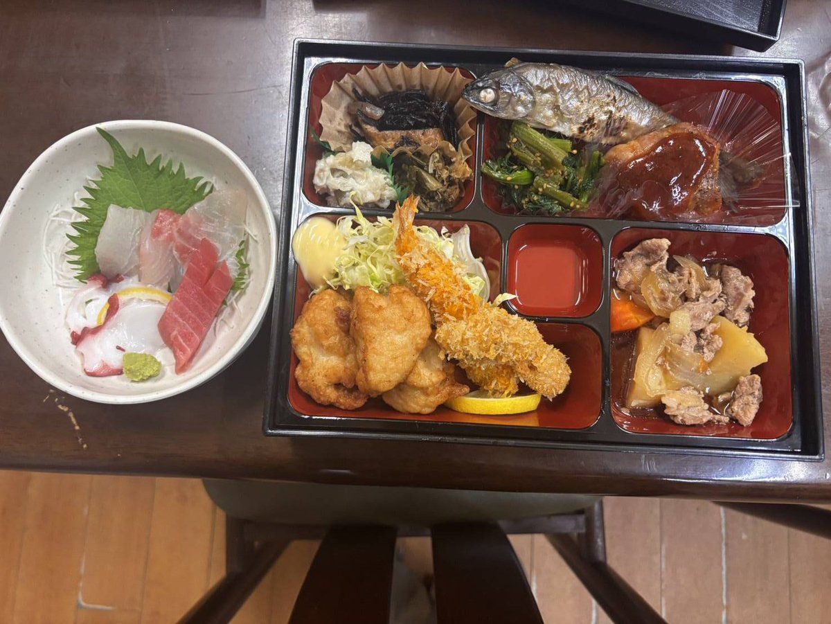 spacefuu's tweet photo. #リユース弁当箱レンタル

#民宿丸美　様より会食で #リユース弁当箱(黒四角) をご利用いただきました🍱✨

リユース弁当箱のレンタルは公式サイトへ♪
https://t.co/Y6Dl4iQ0UW

#会食でリユース弁当箱
#使い捨てごみを出さないおもてなし https://t.co/9sSC2mxk21