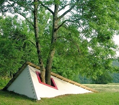 womensart1's tweet image. German installation artist Cornelia Konrads,
 Still Life With Tree. (2008) #WomensArt #TreeArtWeek 🌳