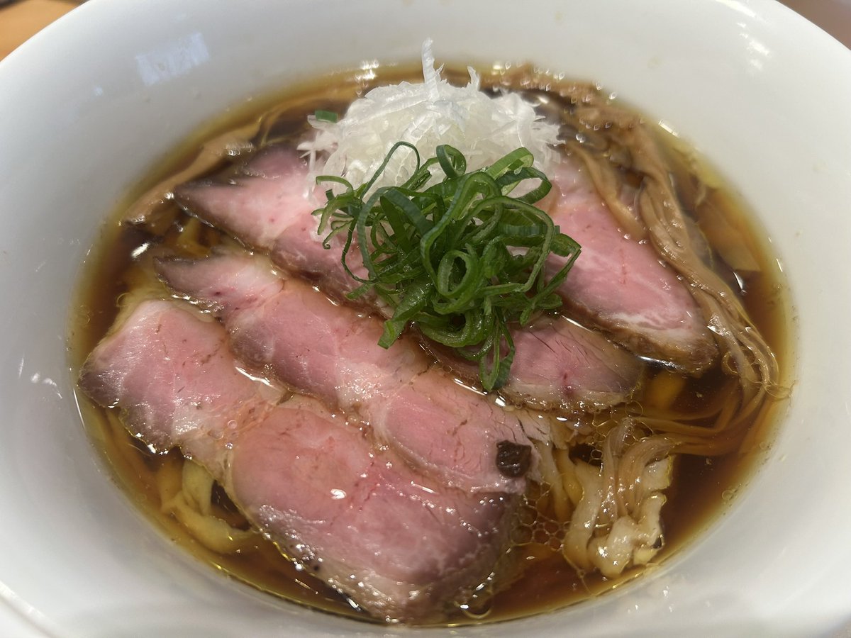 tsakurai1215's tweet image. 燎 : 東京都中央区新富
焼豚醤油ラーメン : 1,800円

店主が注文毎に包丁を入れ、手揉みする麺と旨味が凝縮された芳醇な醤油スープ。低温調理の焼豚も含め、拘りぬいた一杯に感動🥹🥹
#らーめん #ramen #tokyo #百名店