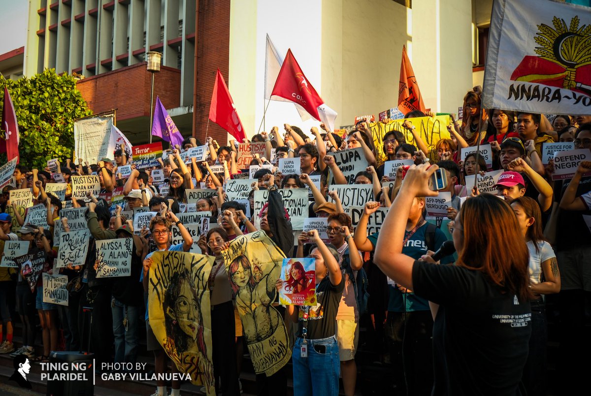 tinigngplaridel's tweet photo. IN PHOTOS: Members of the UP community gathered to demand justice for UP Diliman University Student Council (USC) Councilor Alyssa Alano on April 23, in front of Palma Hall. 

#JusticeForAlyssaAlano
#DefendNegros https://t.co/lNWiF9NRoB