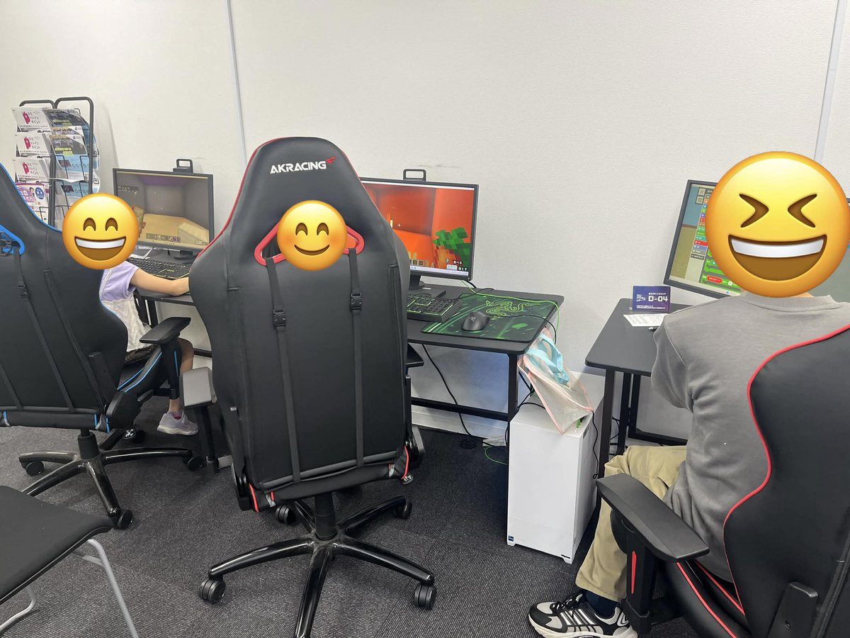 eSportsLab_keio's tweet photo. 【今月の調布教室】自分のマイクラ作品を動画にしよう！
今月のテーマは「紹介動画をつくろう」。これまで何ヶ月もかけて作り上げてきたマイクラのワールドを、動画にして人に見せる体験に挑戦です🎬

今月の作業はこの3ステップ！
①動画の構成を考える
「どのシーンを一番見せたいか」をじっくり考えてから録画へ。自分の作品を人に伝えるために何が大事か、頭を悩ませる姿が印象的でした☺️
②自分のワールドを録画する
パソコンの録画機能を使って、マイクラのワールドを動画として撮影。作品への愛着がにじみ出るこだわりのシーン選びに、思わず見入ってしまいます✨
③動画を編集する
いらない部分をカットしたり、見どころにテロップを入れたりして完成です🎉

動画が完成したら、次はみんなの前での発表！自分の作品を言葉と映像で伝える経験は、プログラミングと同じくらい大切な力になります💪

🌸5月まではお得な入会キャンペーン実施中🌸
👇無料体験のお申し込み・キャンペーン詳細はこちらから👇
[https://t.co/p8yeqO8koD]
#マイクラ #マイクラプログラミング #京王esportsLab #調布 #プログラミング教室 #調布市子育て