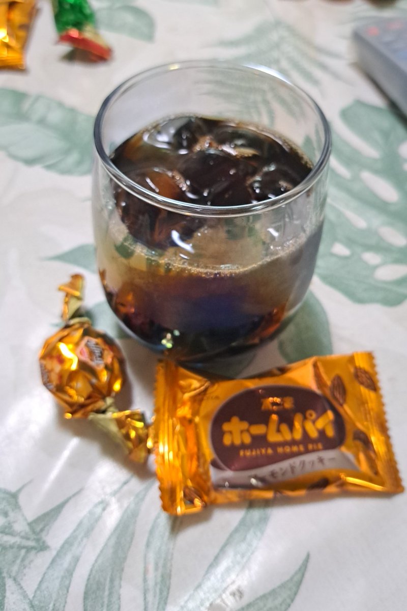 _MITORei's tweet image. アイスかホットか悩む気温ですねぇ。
いや、ここはあえてアイスもホットも選べる気温と言おう、うん！
#珈琲 #Coffee #おやつ