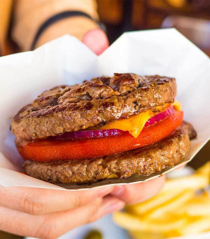 porqueTTarg's tweet photo. "Hamburguersa inversa"

Porque un restaurante de estilo "americano" en Japón está atrayendo atención por ofrecer hamburguesas con patys en lugar de panes en su menú. https://t.co/HF6CXVVOOm