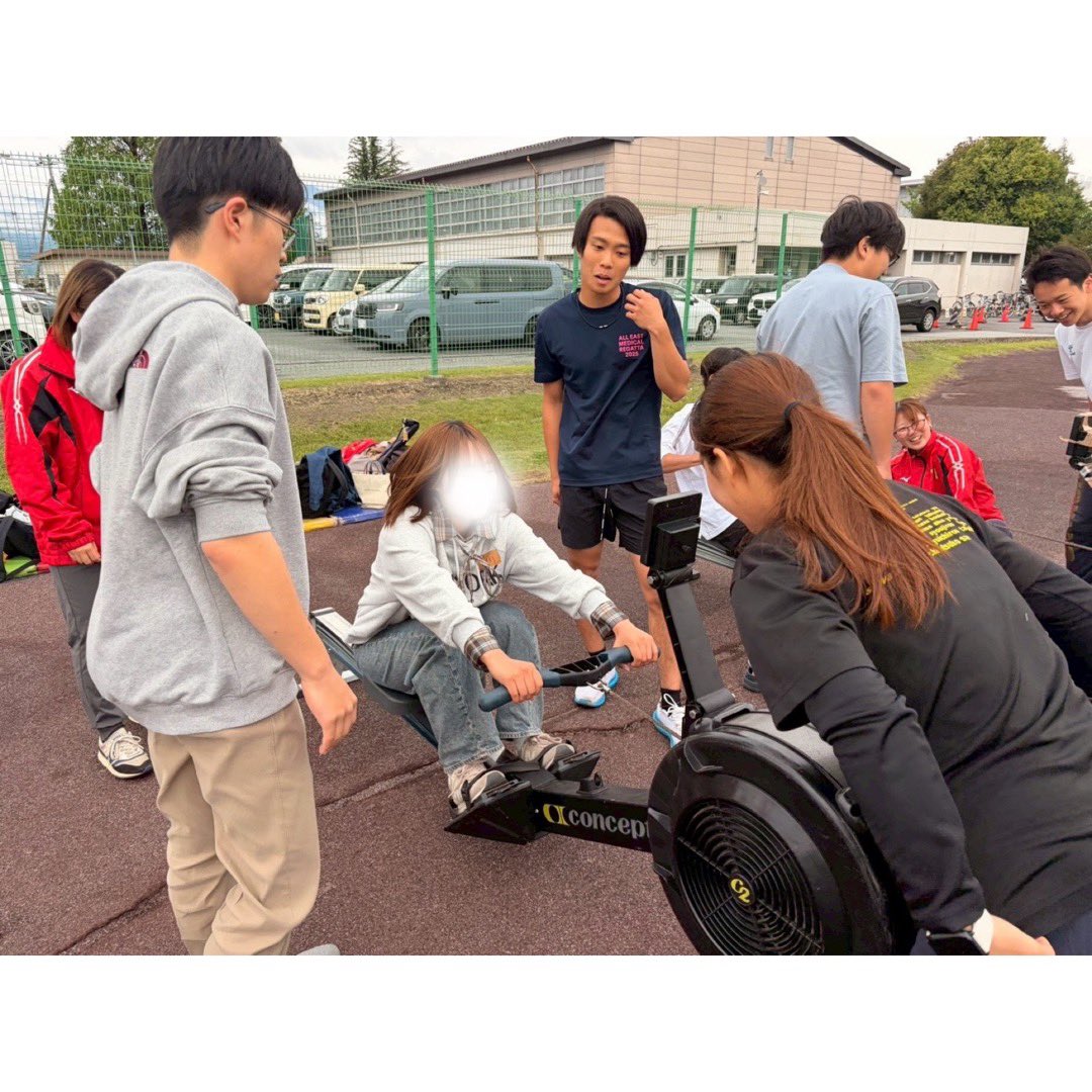 boatymurowing's tweet photo. 今日の朝は土日の新歓に来れない新入生のためにエルゴ体験をしました！
先輩たちとチームを組み、合計1000mのレースをしました💪🏻
みんな上手に速く漕げていて、大接戦でした🔥

4人の1年生が参加してくれて、2人も入部宣言をしてくれました‼️✨ありがとう😊これから頑張ろうね❤️‍🔥 https://t.co/ID7Kw9ezmX