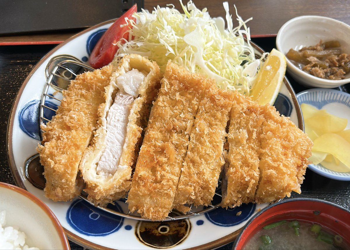 埼玉県加須市、松村牧場さんの香り豚🐖
上ロースカツ定食です(*ﾟ▽ﾟ*)ﾘﾌﾞﾛｰｽ♡
脂がうんまい！ご馳走様でした🌸
