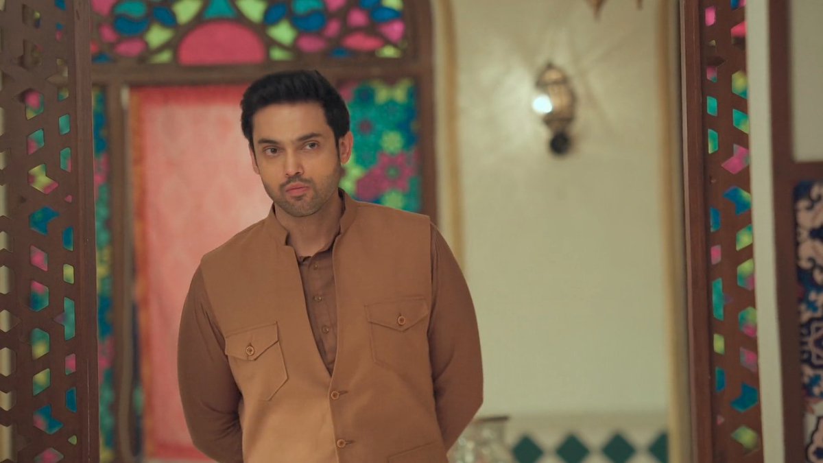 Parallel — only him, wandering around looking for Seher, asking people, “apne seher ko kahi dekha hai?”

{#Seherhonekohai}•{#Maher}