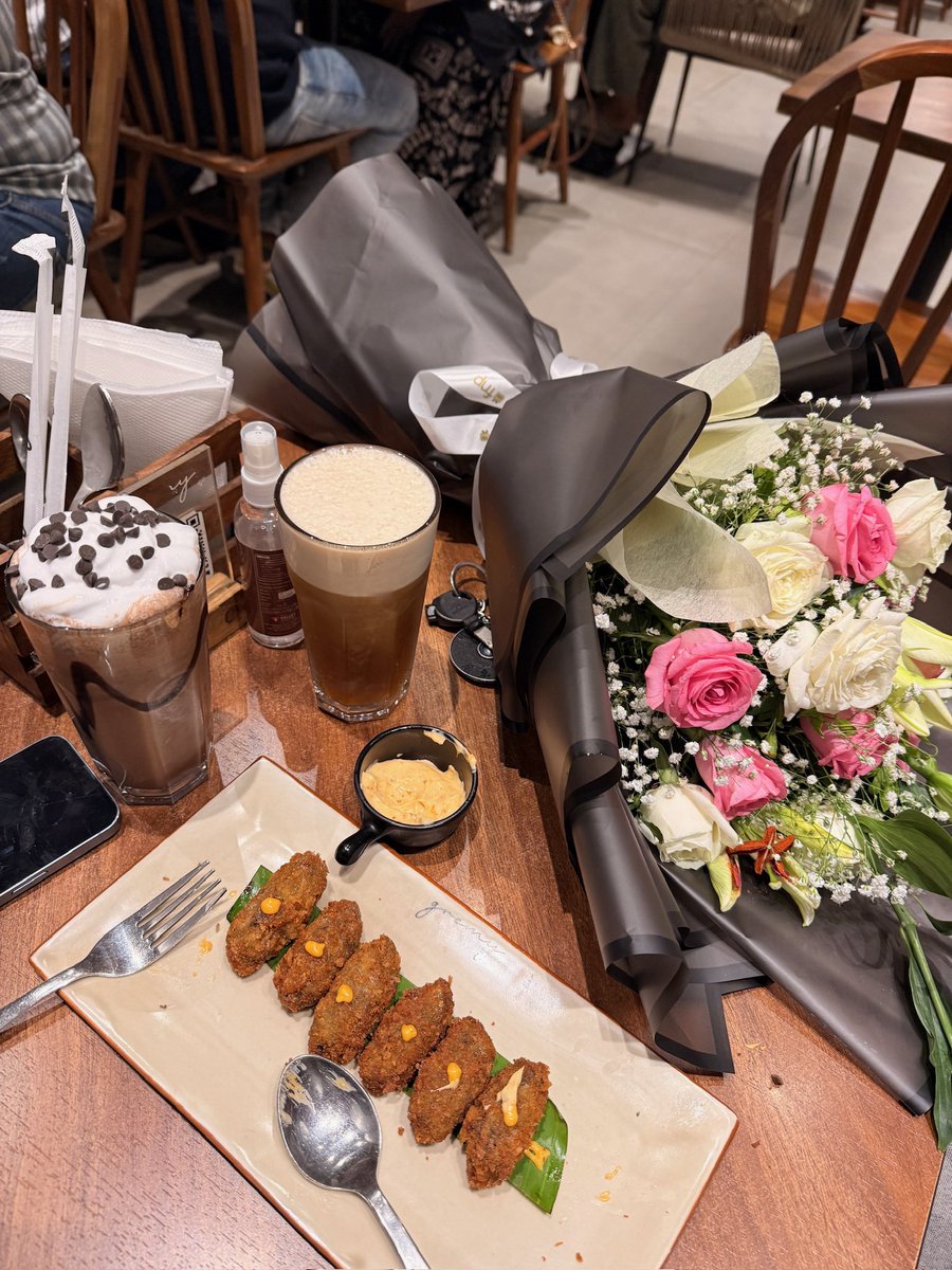 kyathamaryan_'s tweet photo. good food, pretty flowers,
and a face you don’t look away from. https://t.co/UxICFcd2Dg