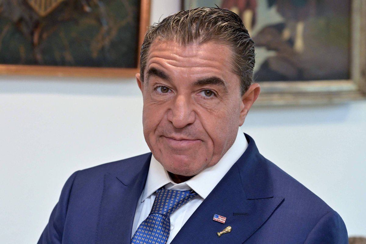 "É uma dessas putas brasileiras, essa raça maldita de brasileiras, são todas iguais."

O enviado especial para assuntos globais no governo de Donald Trump, Paolo Zampolli, afirmou que mulheres brasileiras são programadas para causar confusão.
"As mulheres brasileiras causam