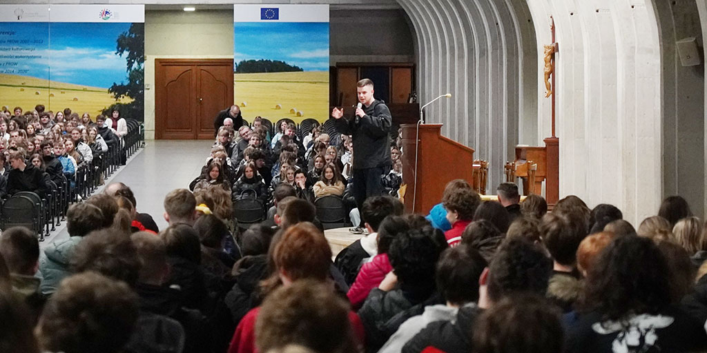 SalMissions's tweet image. In Poland, 8th-graders from Salesian schools in Warsaw Province held a #prayervigil while high school seniors in Kraków Province had a #pilgrimage, offering intentions to Our Lady of Jasna Góra as they all get ready for their final #exams. 📝📘🏫
#schoolexams #education