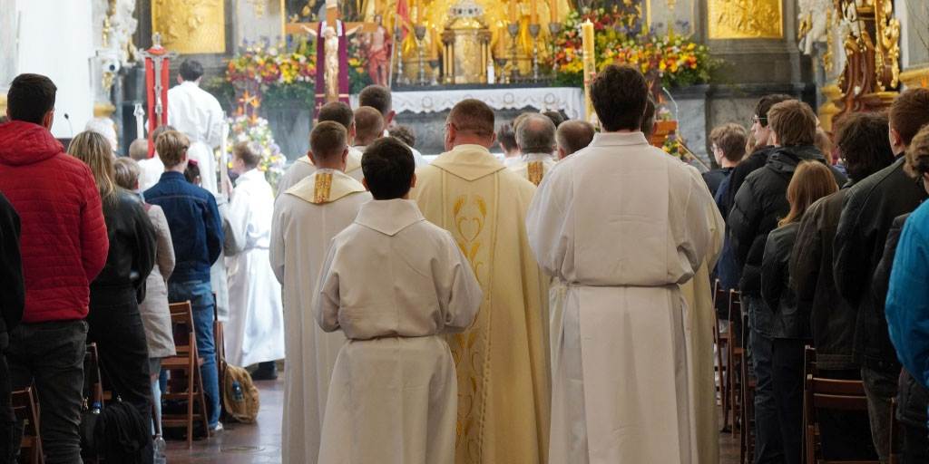 SalMissions's tweet image. In Poland, 8th-graders from Salesian schools in Warsaw Province held a #prayervigil while high school seniors in Kraków Province had a #pilgrimage, offering intentions to Our Lady of Jasna Góra as they all get ready for their final #exams. 📝📘🏫
#schoolexams #education
