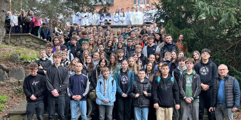 SalMissions's tweet image. In Poland, 8th-graders from Salesian schools in Warsaw Province held a #prayervigil while high school seniors in Kraków Province had a #pilgrimage, offering intentions to Our Lady of Jasna Góra as they all get ready for their final #exams. 📝📘🏫
#schoolexams #education