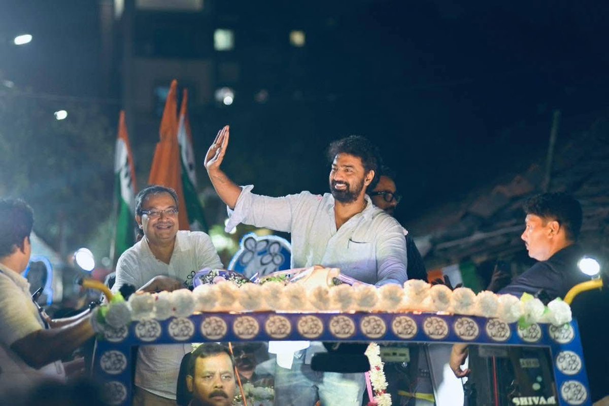 CineBuff2003's tweet image. আজ বেলেঘাটায় ভোটের প্রচারে দেব 
#Dev #Megastar #Vote #fblifestyle