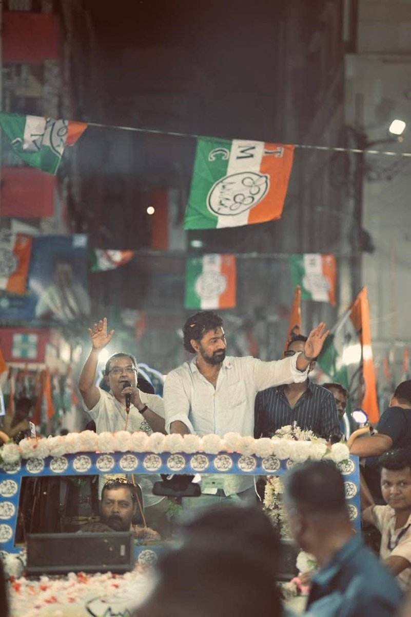 CineBuff2003's tweet image. আজ বেলেঘাটায় ভোটের প্রচারে দেব 
#Dev #Megastar #Vote #fblifestyle