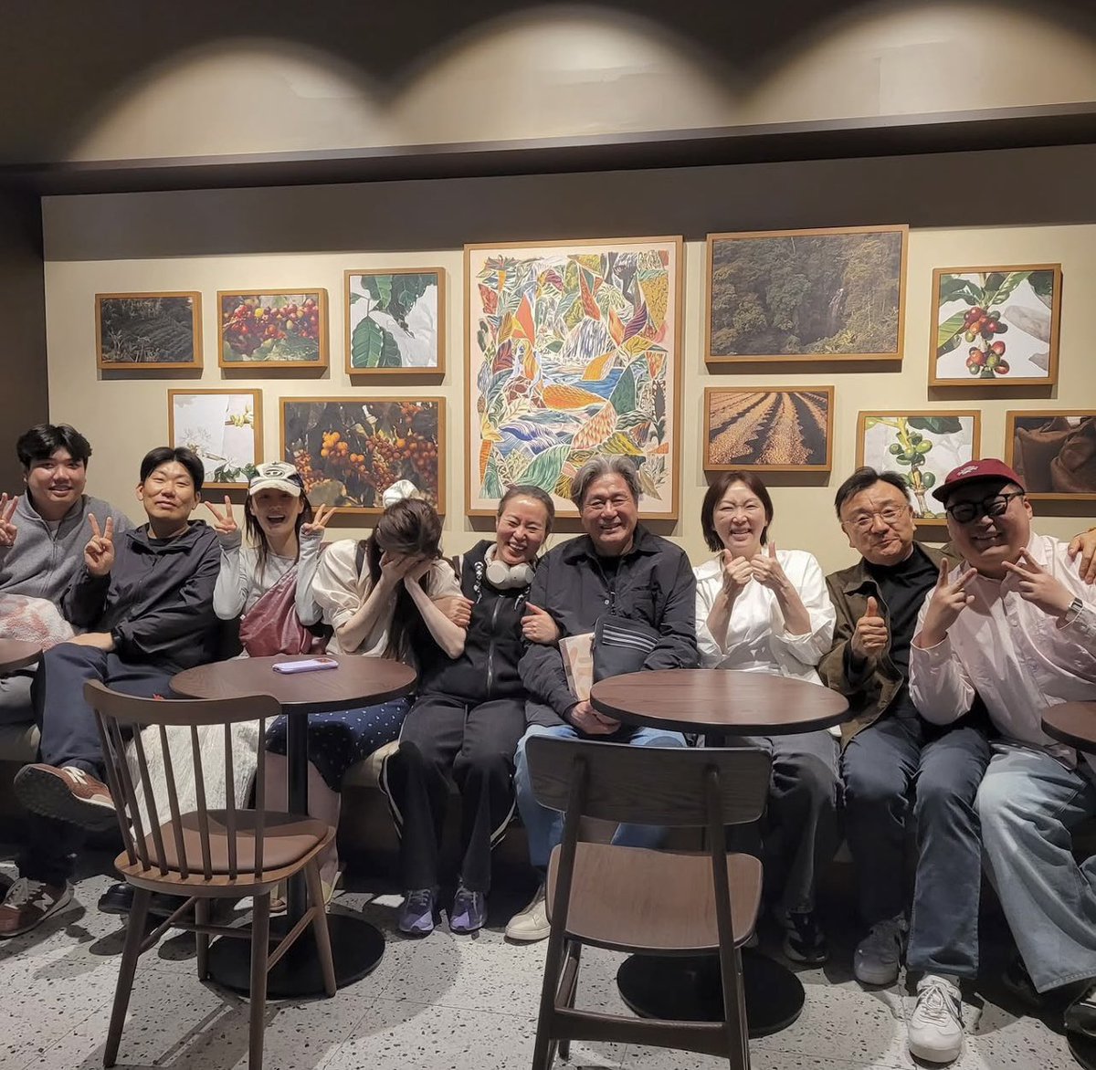 영화 <인턴> 너무너무 분위기 좋아보이고
어떤 하얀 고양이 말랑하고 뽀둥한 게 참 좋다..