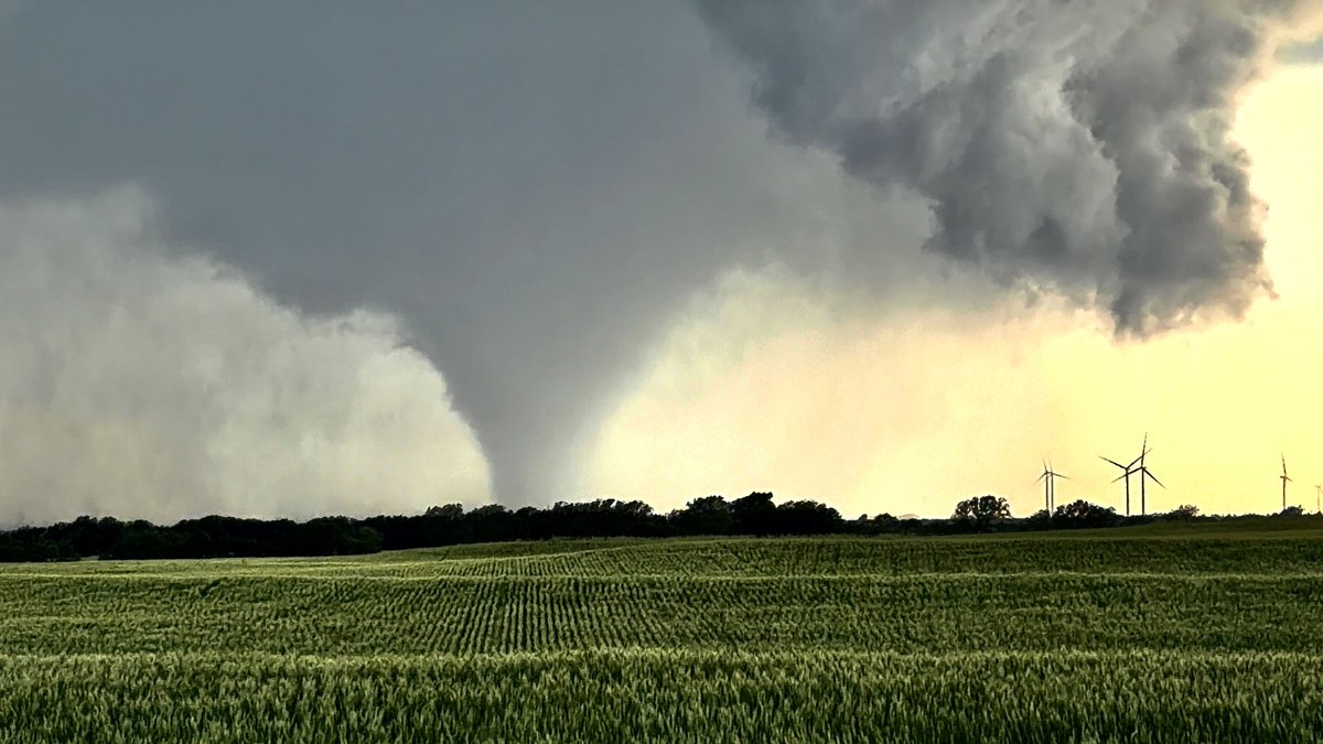 ItsJustRFD's tweet photo. Had a satellite rope tornado dancing around it just moments before. Have some video of that I’ll upload in a bit. Near Braman, Oklahoma a few hours ago. https://t.co/4JlfKniGBE