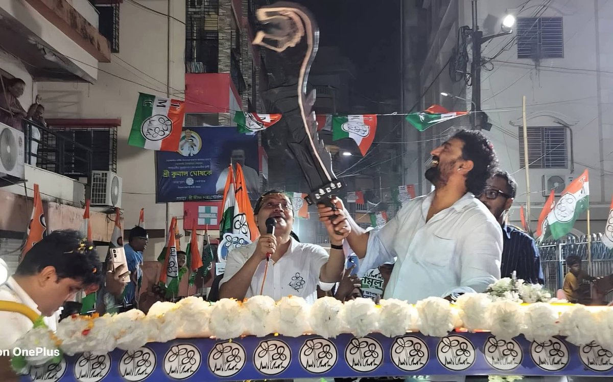 CineBuff2003's tweet image. আজ ভোটের প্রচারে খাঁড়া হাতে কুণাল ঘোষের সাথে আমাদের রঘু |
#Dev #Megastar #fblifestyle