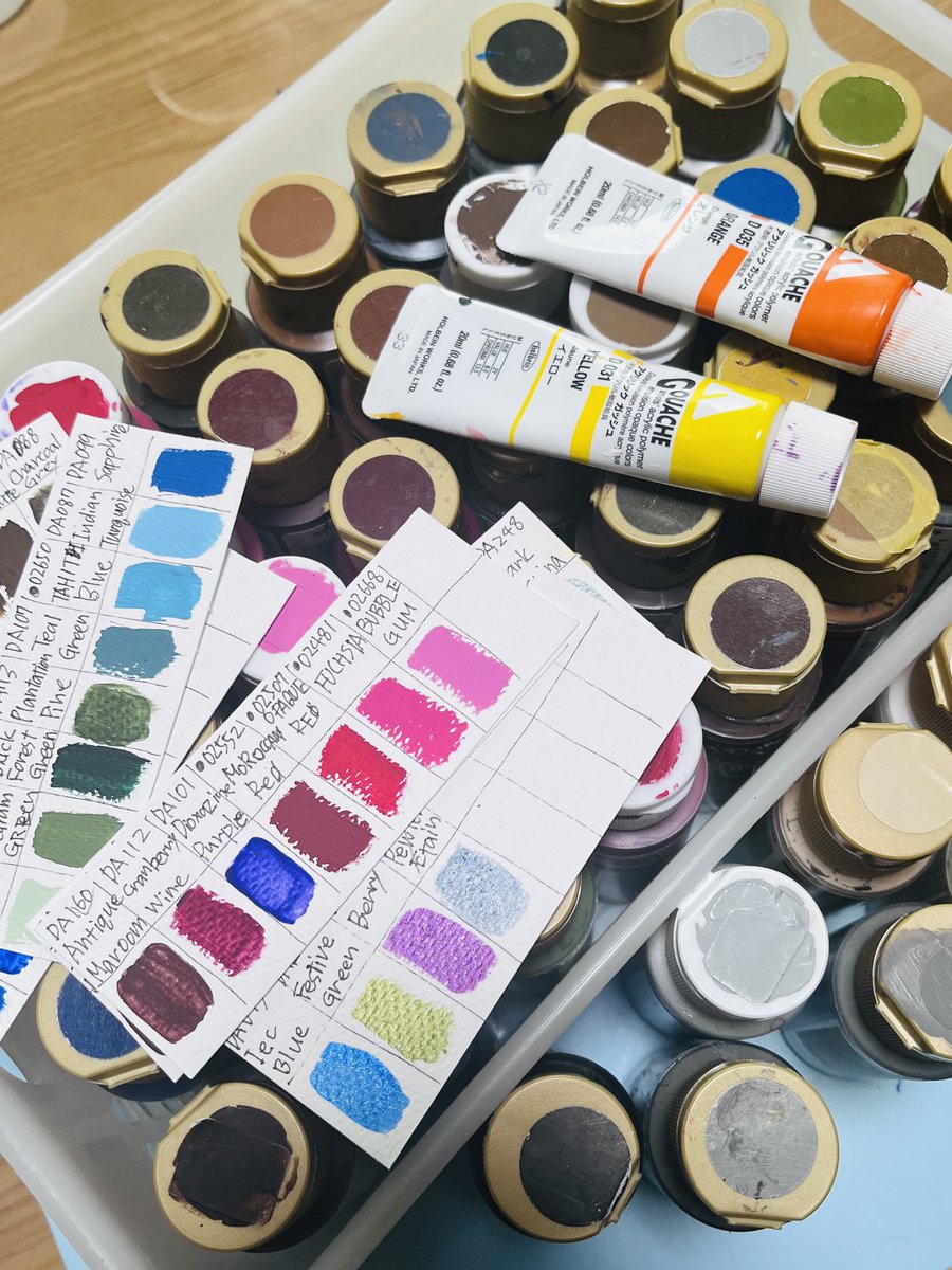 水彩など描いている方々が色見本を作るのをよく見てたけど、私は茶系ベースのエイジング塗装ばかりで適当に色を選んで満足してたの。カラフルなバックチャームを作った時に何色持ってたっけ？って探しながら使ってたの反省して色見本を作りました。持ってない色、残り少ない色がわかって良かった。