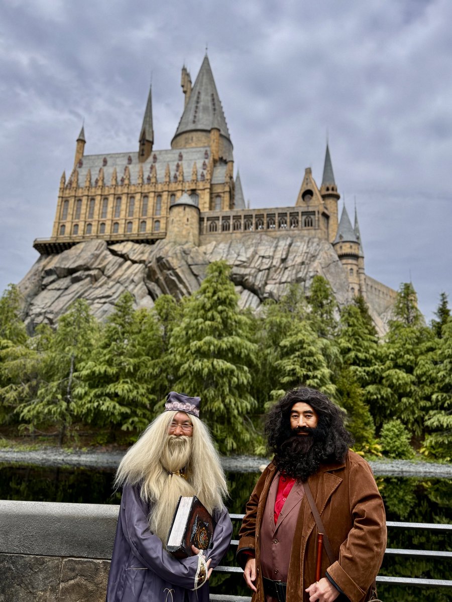 Azu_T28's tweet photo. 2026/4/22 ダンブルドア校長とハグリッドと。
#USJ  #ユニバ #USJファン https://t.co/jpXrFmHuew